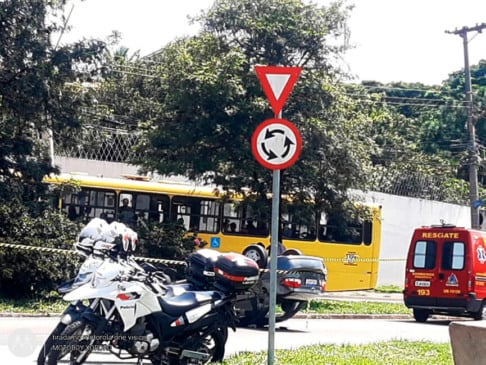 Capotamento de veículo. (Foto: Motoboy Xororó)