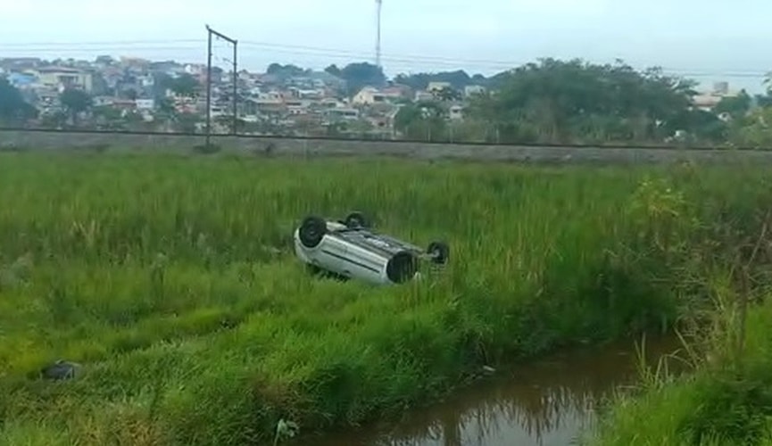 Motorista fica ferido após capotar carro em Jundiaí Motorista fica ferido após capotar carro em Jundiaí