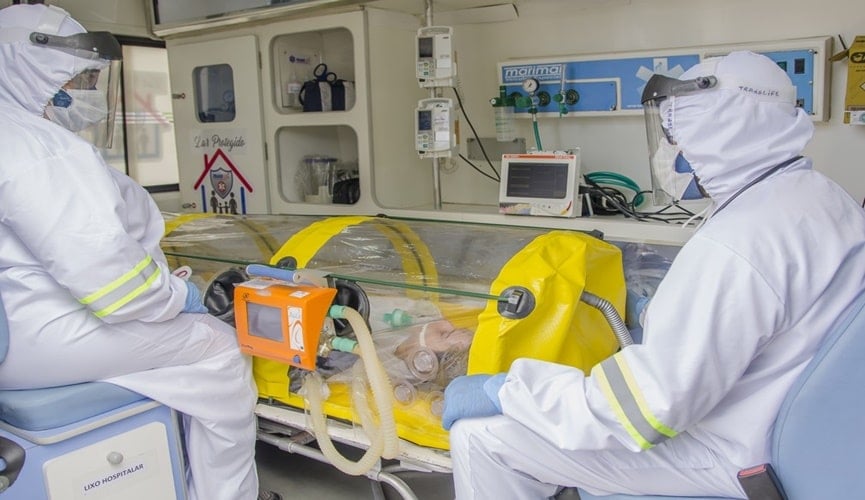 Foto de ambulância com cápsula de transporte