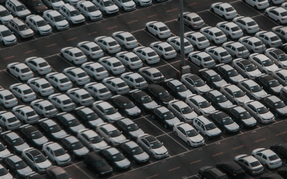 Carros estacionados em grande leilão