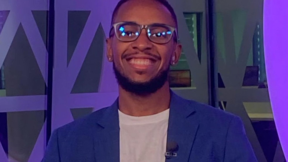 Carlos Marques sorrindo, analista do Sicoob, fala sobre ESG.