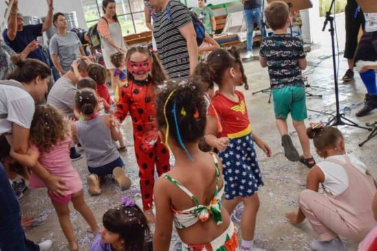 A garotada vai participar de desfile de fantasias e matinê no período da tarde na biblioteca. Foto: Prefeitura de Jundiaí
