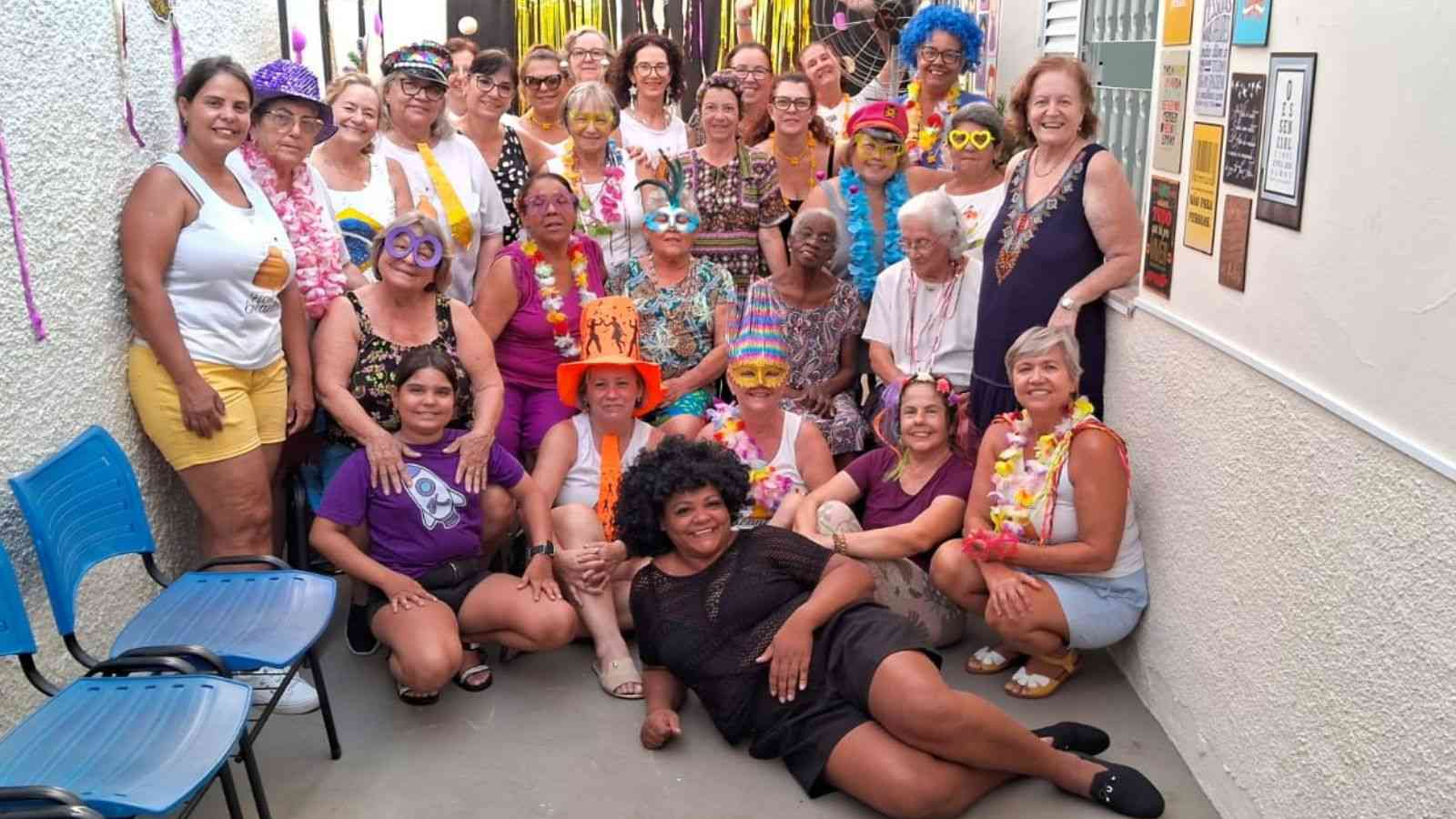 Pessoas fantasiadas em Carnaval.