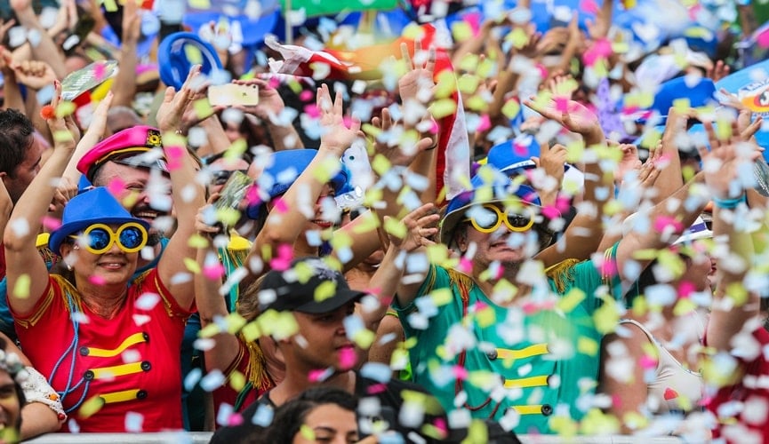 Foto de confetes e foliões no carnaval