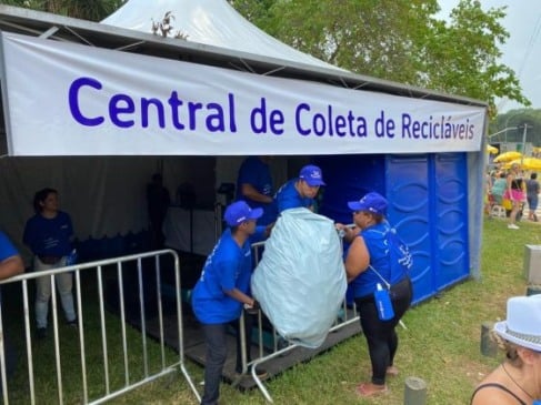tenda montada para ponto de recolhimento de material reciclado