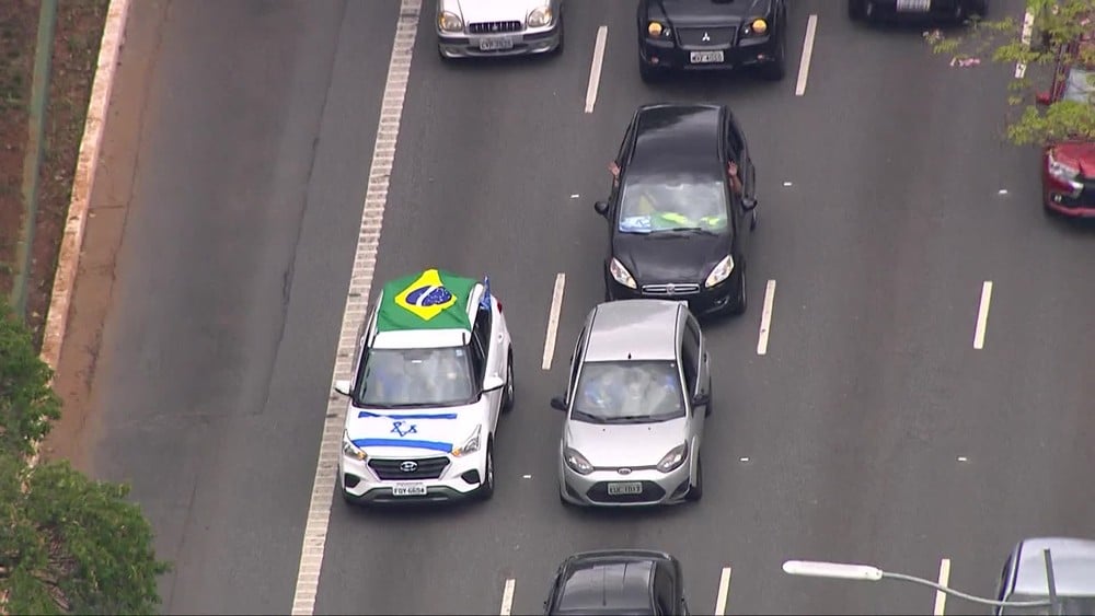 Carros em carreata da Marcha para Jesus em São Paulo