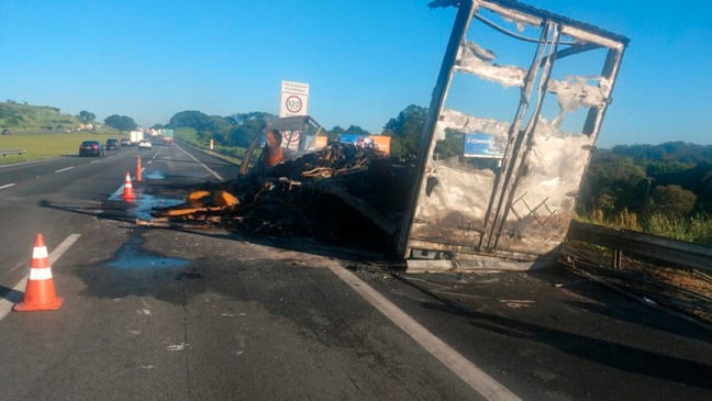 Carreta pega fogo na rodovia dos Bandeirantes. (Foto: Divulgação)