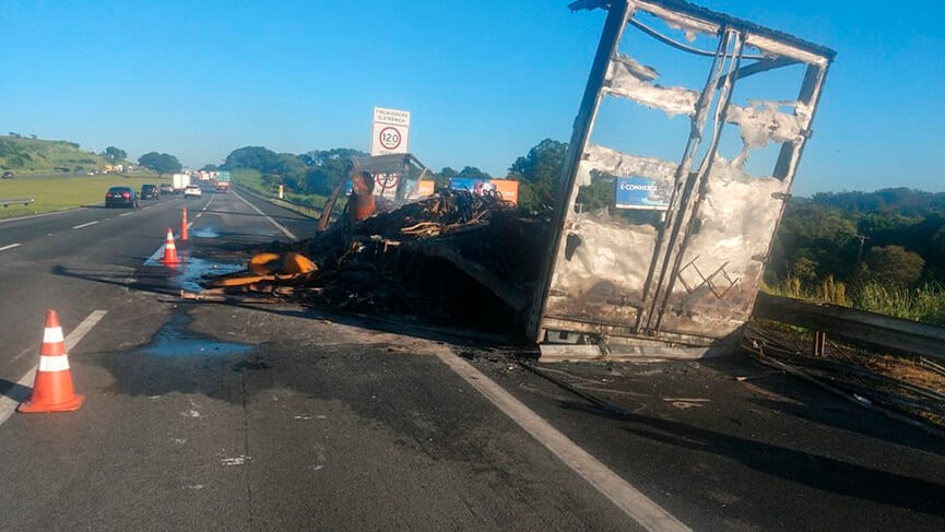 Carreta pega fogo na rodovia dos Bandeirantes. (Foto: Divulgação)