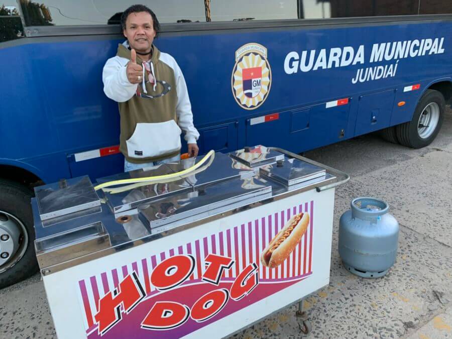 Vivaldo com seu carrinho novo, para poder trabalhar