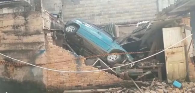 Motorista cai com carro ao tentar estacionar em Várzea Paulista