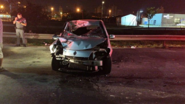 Carro capotou na Avenida Antonio Frederico Ozanan, em Jundiaí