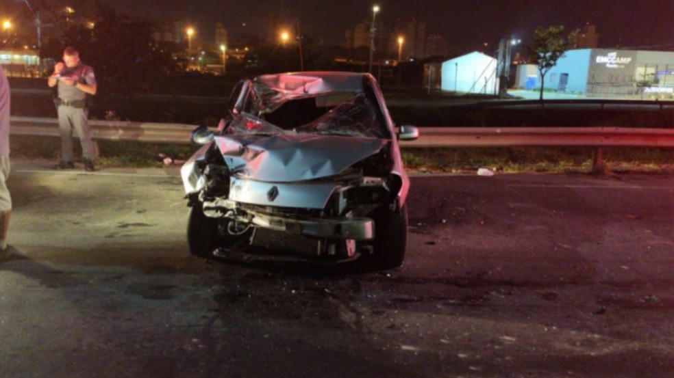 Carro capotou na Avenida Antonio Frederico Ozanan, em Jundiaí