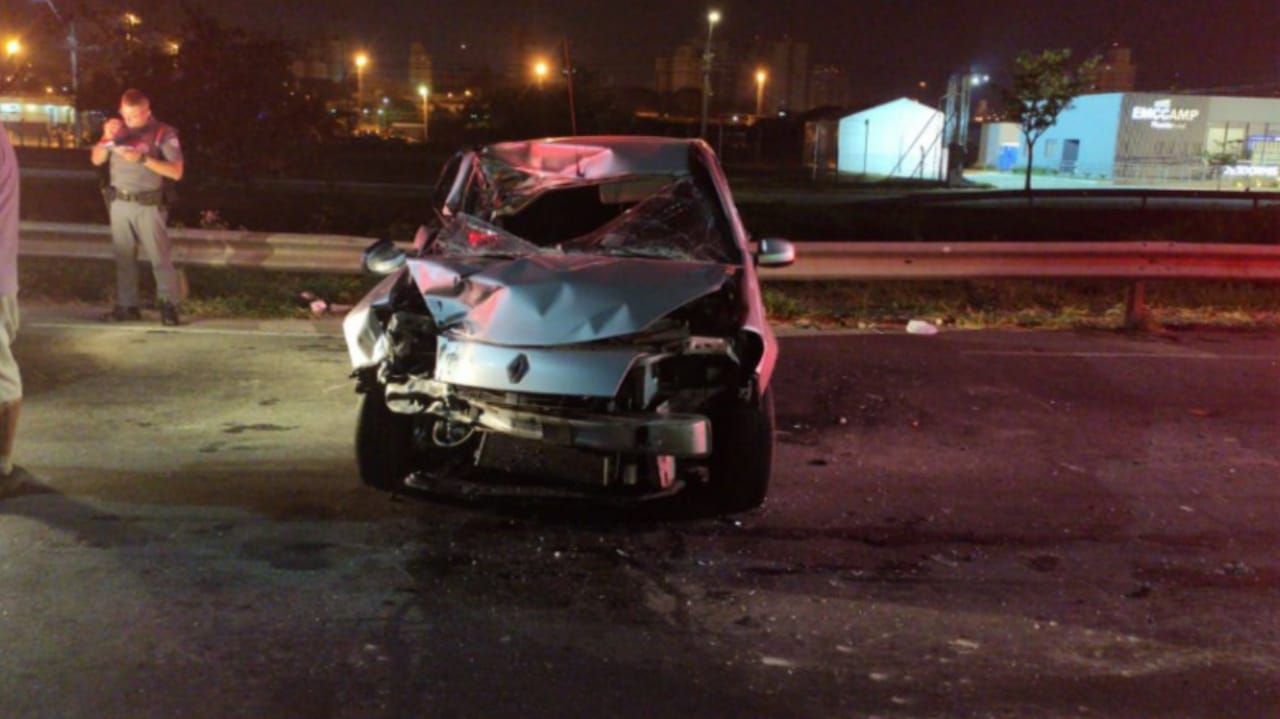 Carro capotou na Avenida Antonio Frederico Ozanan, em Jundiaí