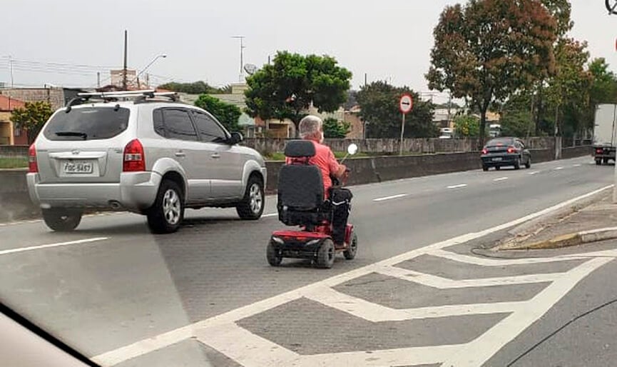 Homem dirige carrinho elétrico em avenida em Jundiaí. (Foto: Divulgação)
