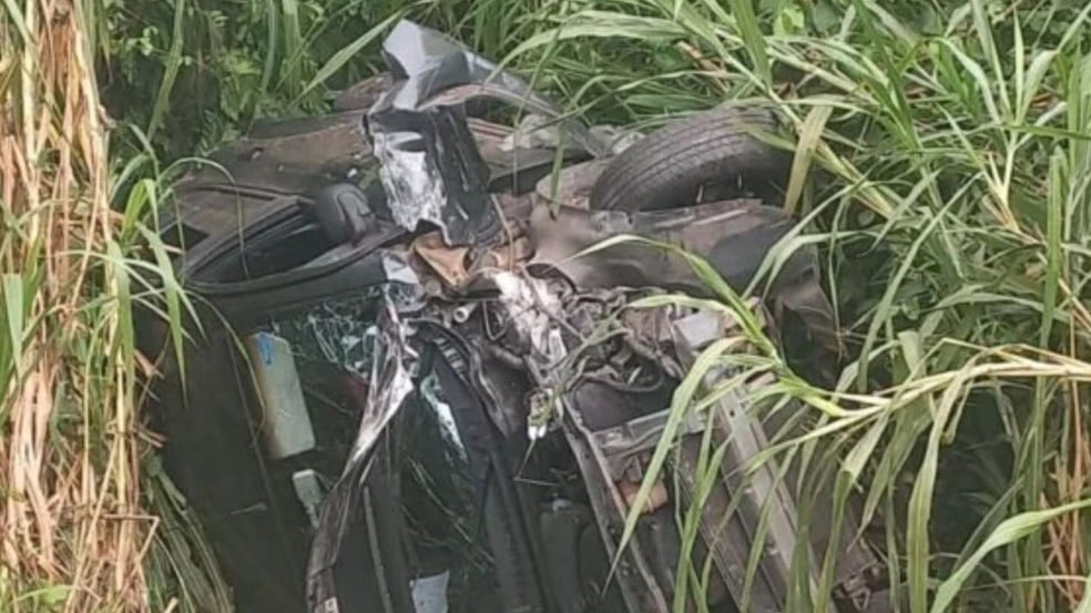 Carro amassado após capotamento.