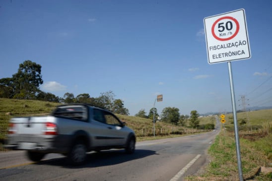 carro-passando-por-placa-de-sinalizacao-de-velocidade