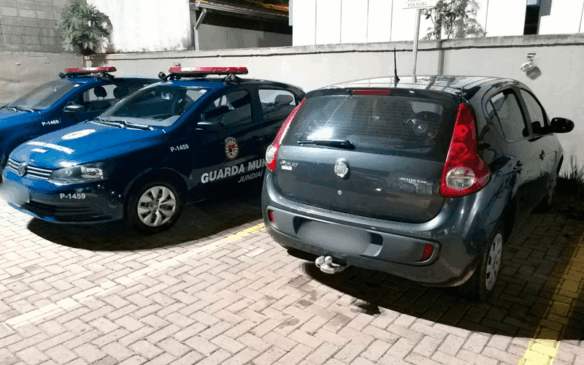 Carro foi recuperado pela Guarda Municipal um dia depois do roubo. (Foto: GMJ)