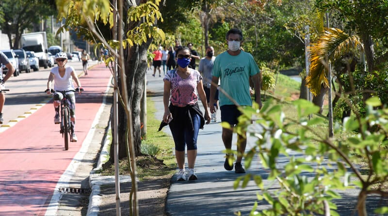 Casal caminha no entorno da lagoa do Vale Azul