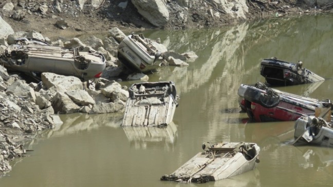 Carros aparecem em lago de pedreira em Salto de Pirapora. (Foto: Germano Schonfelder/Arquivo Pessoal)