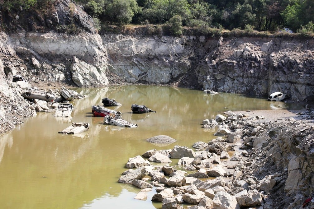 Carros aparecem em lago de antiga pedreira de Salto de Pirapora. ( Foto: Germano Schonfelder/Arquivo Pessoal)