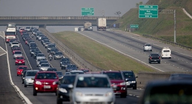 carros trafegando um atrás do outro