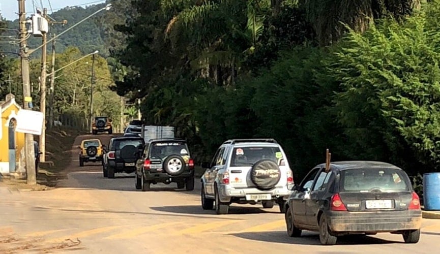 Foto de veículos na estrada que leva a Serra do Japi