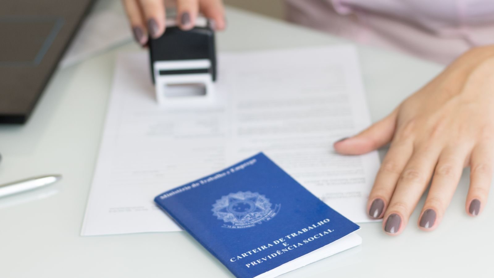 Assinatura de carteira de trabalho.