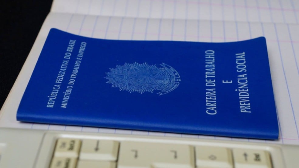 Carteira de trabalho sobre caderno.