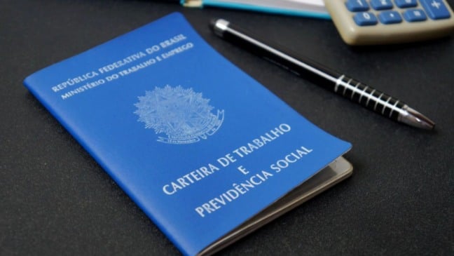 Carteira de trabalho sobre mesa.