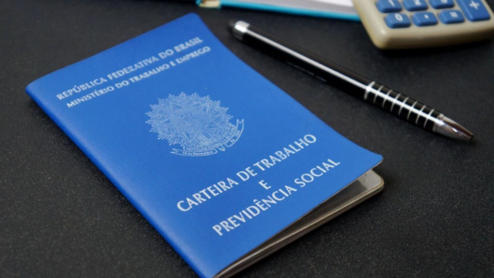 Carteira de trabalho sobre mesa.