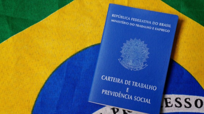 Carteira de trabalho e bandeira do Brasil.