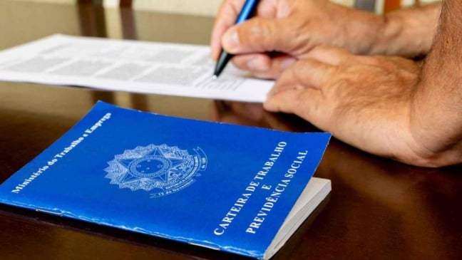 Assinatura em carteira de trabalho.