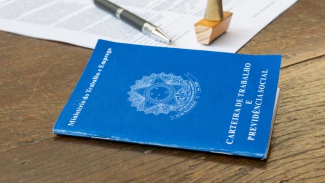 Carteira de trabalho sobre mesa.