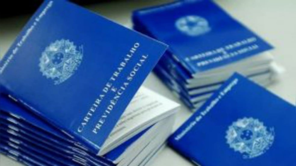 Carteiras de trabalho empilhadas - representando vagas de emprego da CIC Jundiaí