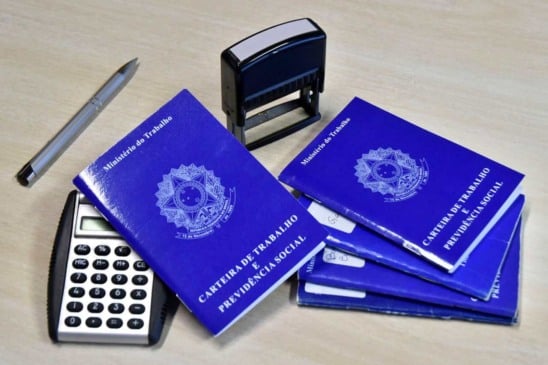 Carteira de trabalho representa vagas de emprego em Jundiaí