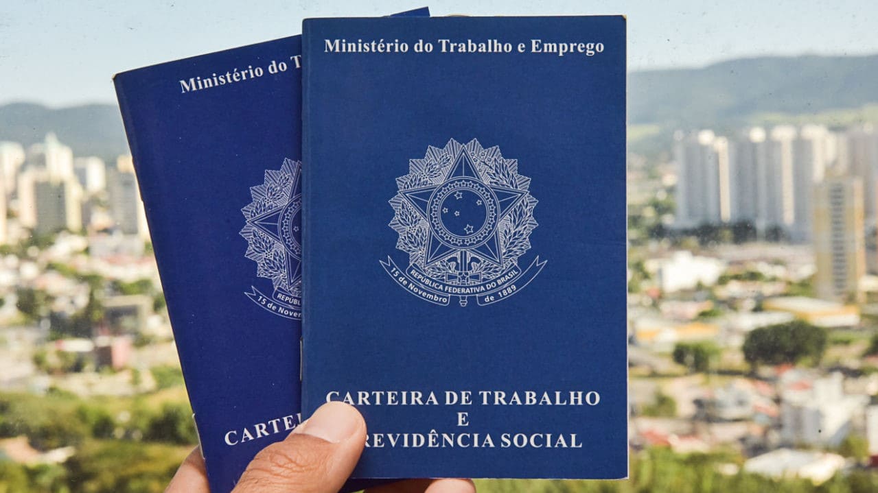 carteiras de trabalho expostas em frente à vista da cidade de Jundiaí representando vagas de emprego na cidade