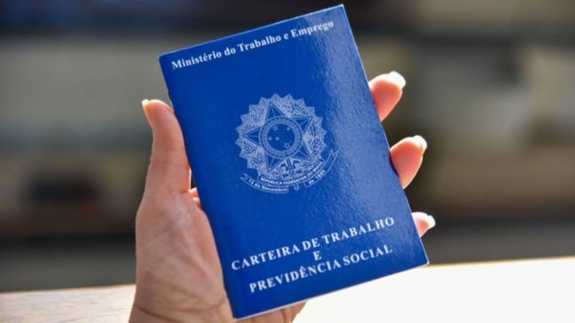 Carteira de Trabalho simboliza vagas de emprego abertas em Jundiaí