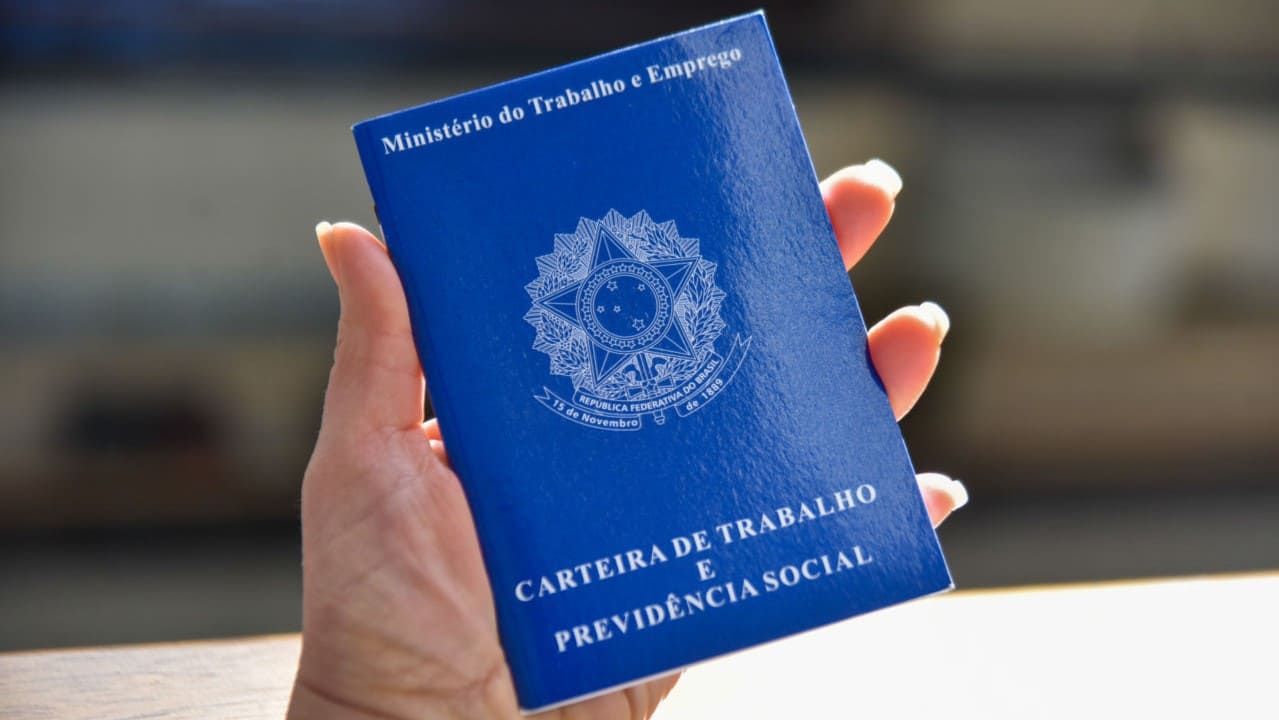 Carteira de Trabalho simboliza vagas de emprego abertas em Jundiaí