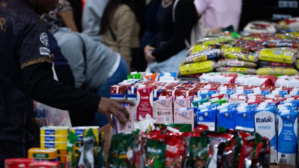 Doações sobre mesa.