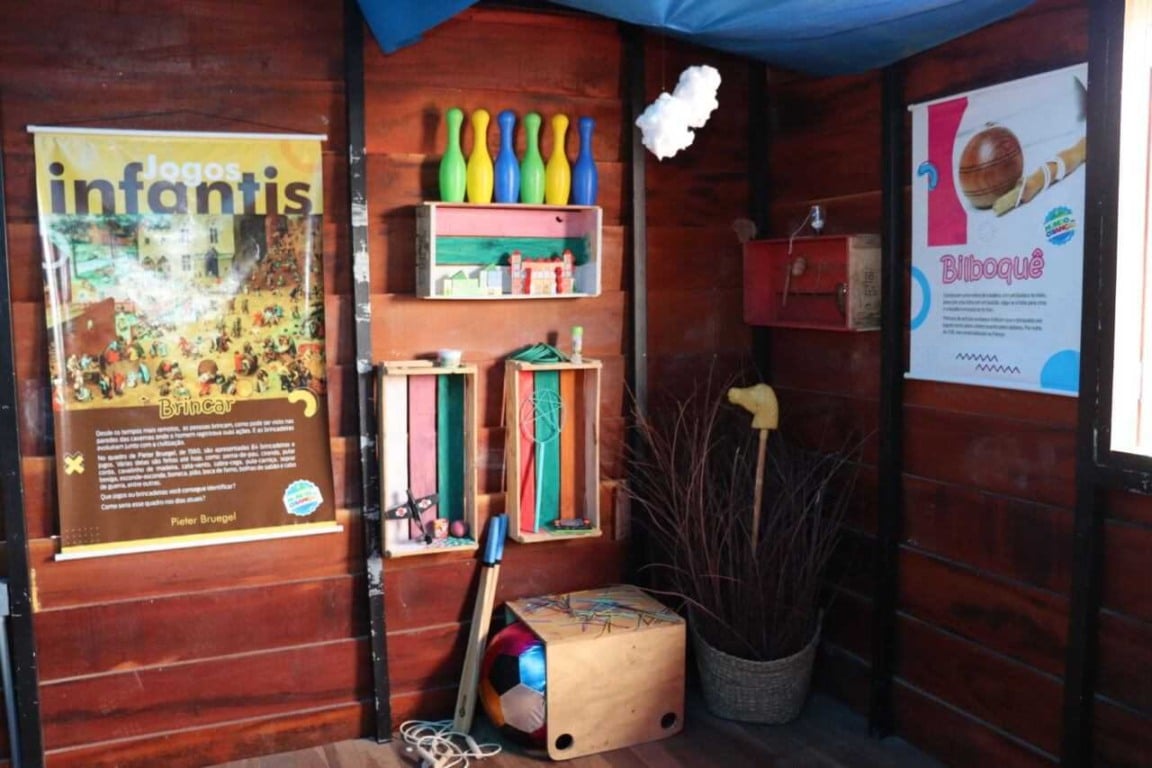 Os visitantes são convidados a localizar os 84 jogos e brincadeiras presentes no quadro de Pieter Bruegel