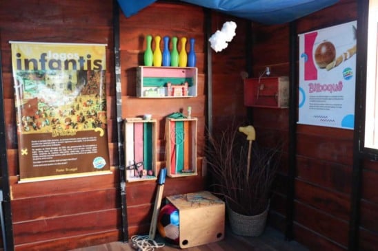 Os visitantes são convidados a localizar os 84 jogos e brincadeiras presentes no quadro de Pieter Bruegel