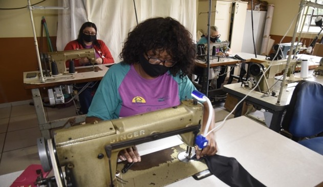 Foto de costureira confeccionado máscara de proteção