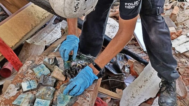 Bombeiros retiram carro, cachorro morto e R$ 100 mil de casa que explodiu em Vinhedo