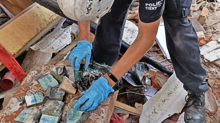 Bombeiros retiram carro, cachorro morto e R$ 100 mil de casa que explodiu em Vinhedo