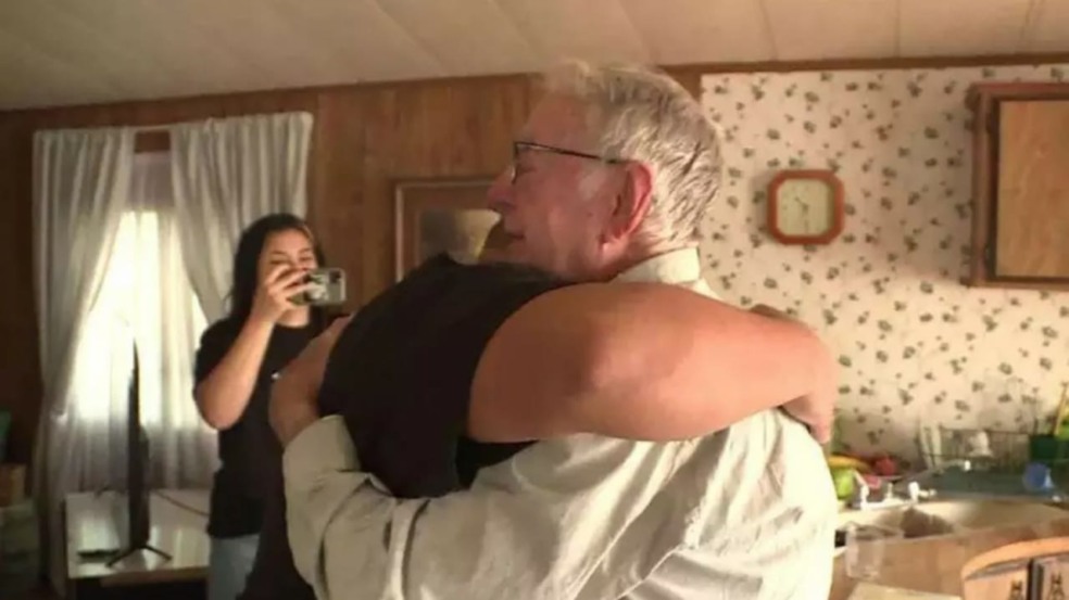 Casal entrega gorjeta de R$ 68 mil para entregador idoso. Casal entrega gorjeta de R$ 68 mil para entregador idoso.