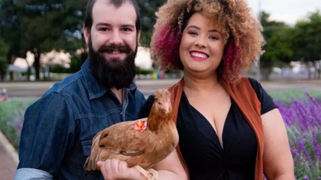 Paulo Leite e Raquel Angel com a galinha de estimação, Nugget
