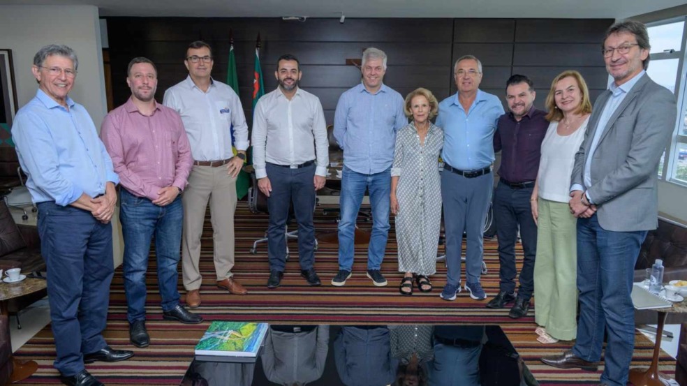 Autoridades de Jundiaí e representantes do Castelo Alimentos.