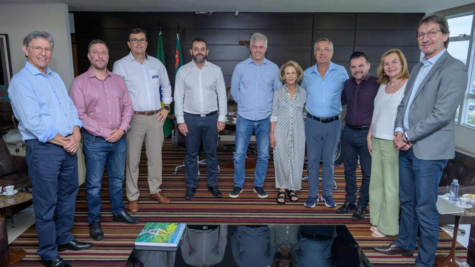 Autoridades de Jundiaí e representantes do Castelo Alimentos.