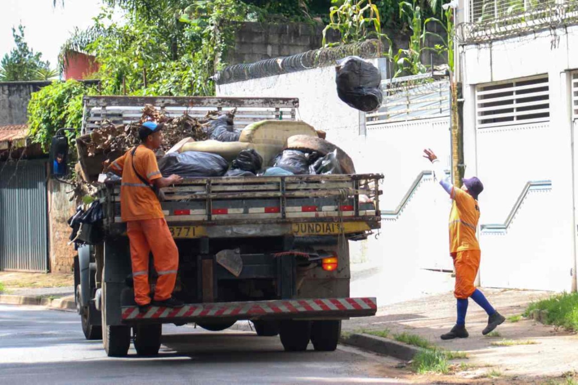 O caminhão passou pelas ruas e estimulou a limpeza dos imóveis