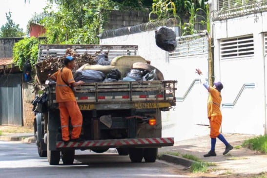 O caminhão passou pelas ruas e estimulou a limpeza dos imóveis